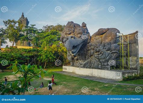 Garuda Wisnu Kencana: A Monumental Embodiment of Mythological Majesty and Artistic Audacity!